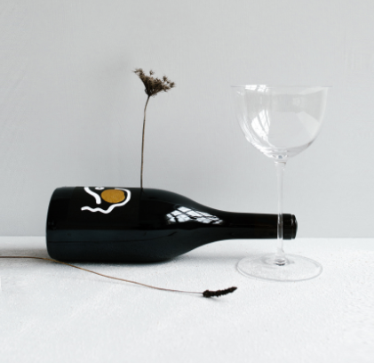 Weinflasche mit Blume und Glas